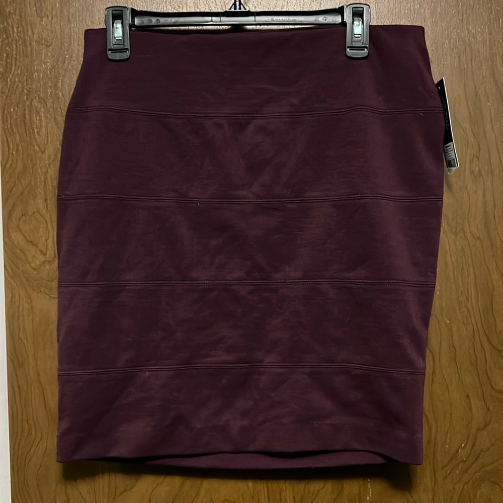 NWT Daisy Fuentes purple pencil skirt size M